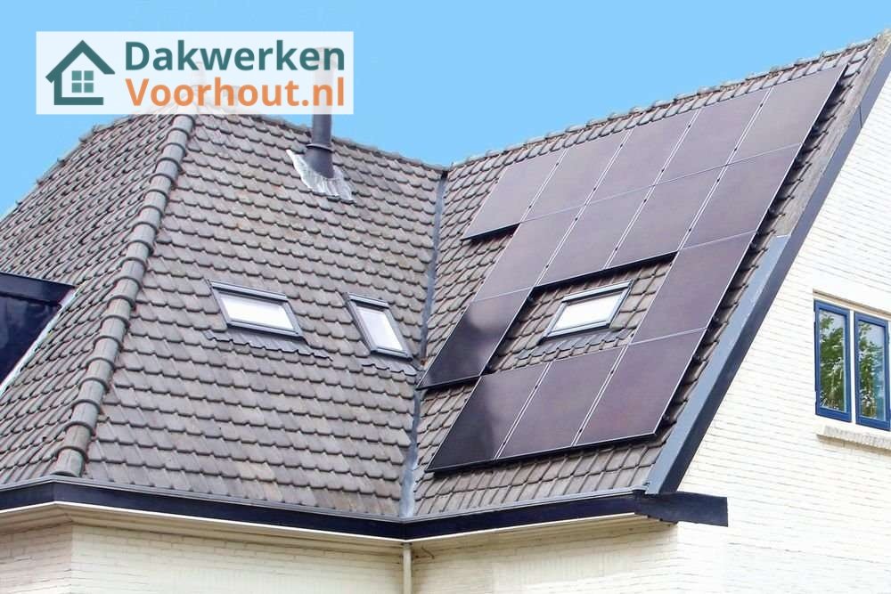Dakpannen met zonnepanelen en kilgoot