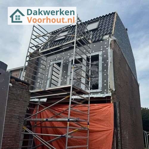 Een hellend dak met dakisolatie