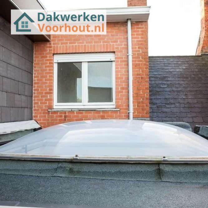 Inspectie van een plat dak in voorhout met lichtkoepel