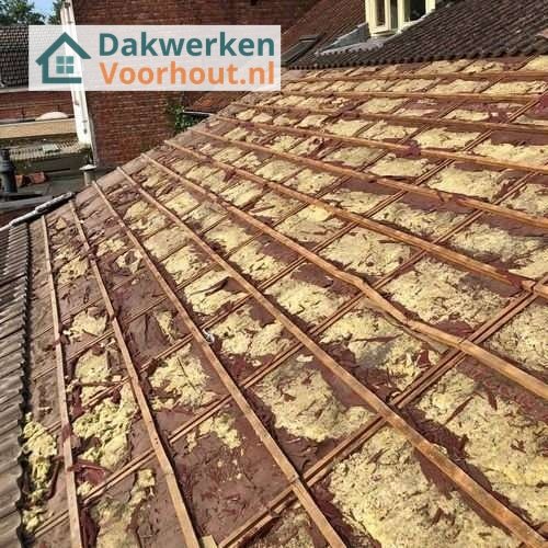 Oude dakisolatie verwijderen en nieuwe plaatsen